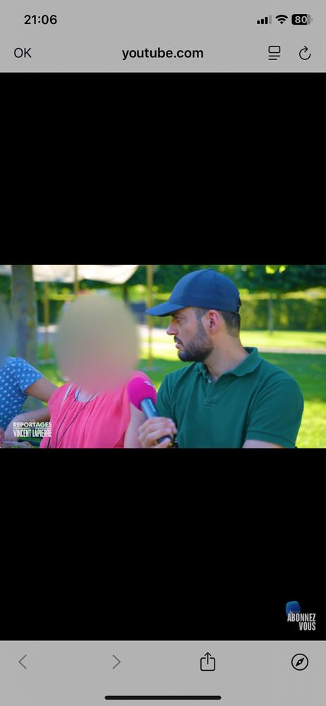 Lapierre dans ses œuvres avec une bénévole floutée. 