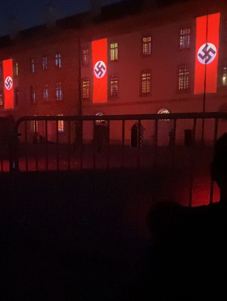 À l’ouverture de Murmures de la cité, 5 minutes de drapeaux nazis pavoisant le Centre national du costume de scène (CNCS) à Moulins (Allier)