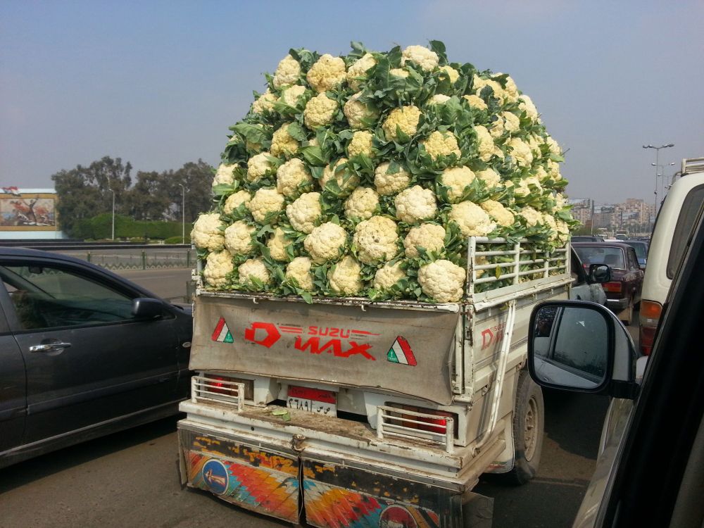 Una camioneta transportando un montón de coliflores por las calles de El Cairo.