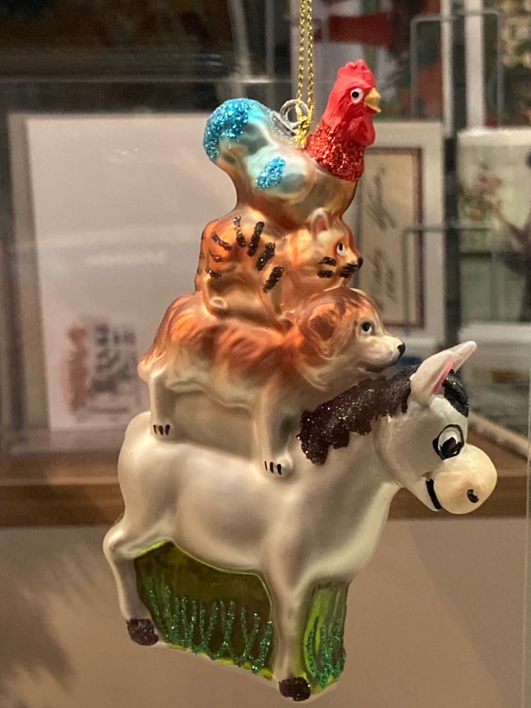 Die Bremer Stadtmusikanten als knallbunt-kitsches Weihnachtsornament.