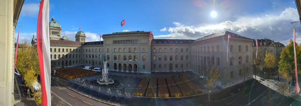 Vue du Palais fédéral et du Bernerhof à Berne juste avant le début de la visite d'Etat d'Emmanuel Macron en Suisse.