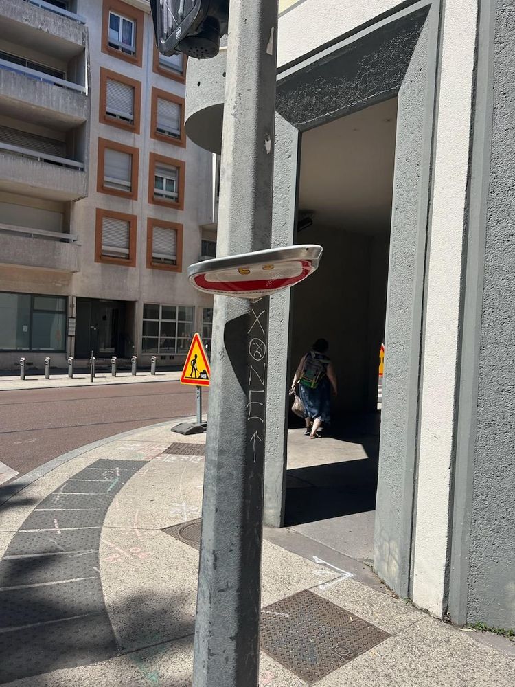 Un panneau M12 tordu et dégradé