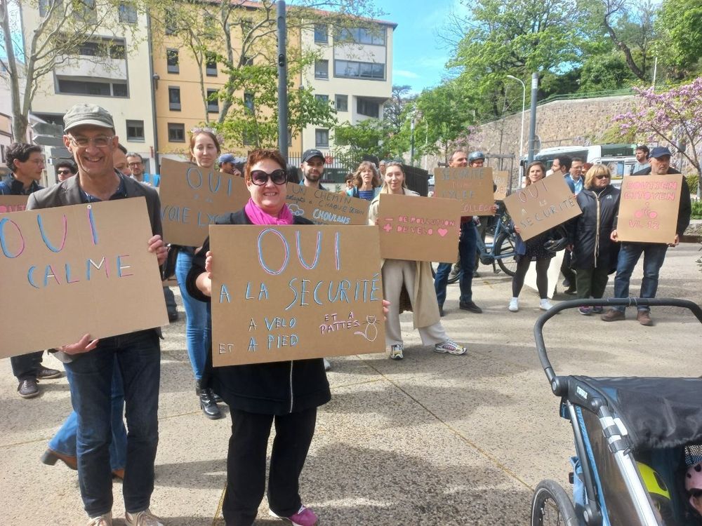 Manifestant.e.s tenant des pancartes