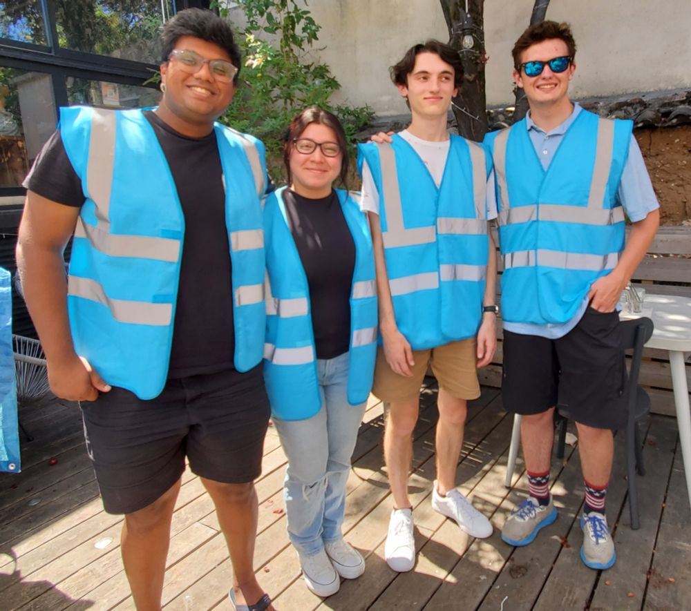 Photo des 4 étudiant·e·s portant le gilet bleu de La Ville à Vélo 