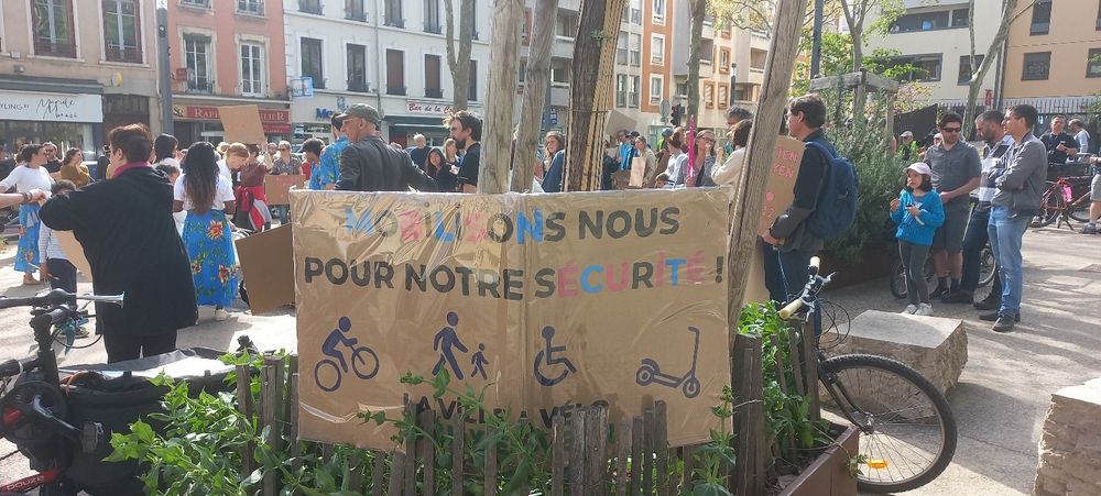 Photo pancarte "mobilisons-nous pour notre sécurité"