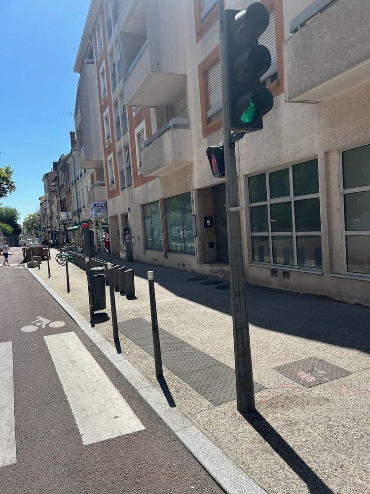Sur un feu tricolore, un panneau M12 a disparu, ne reste que la bride