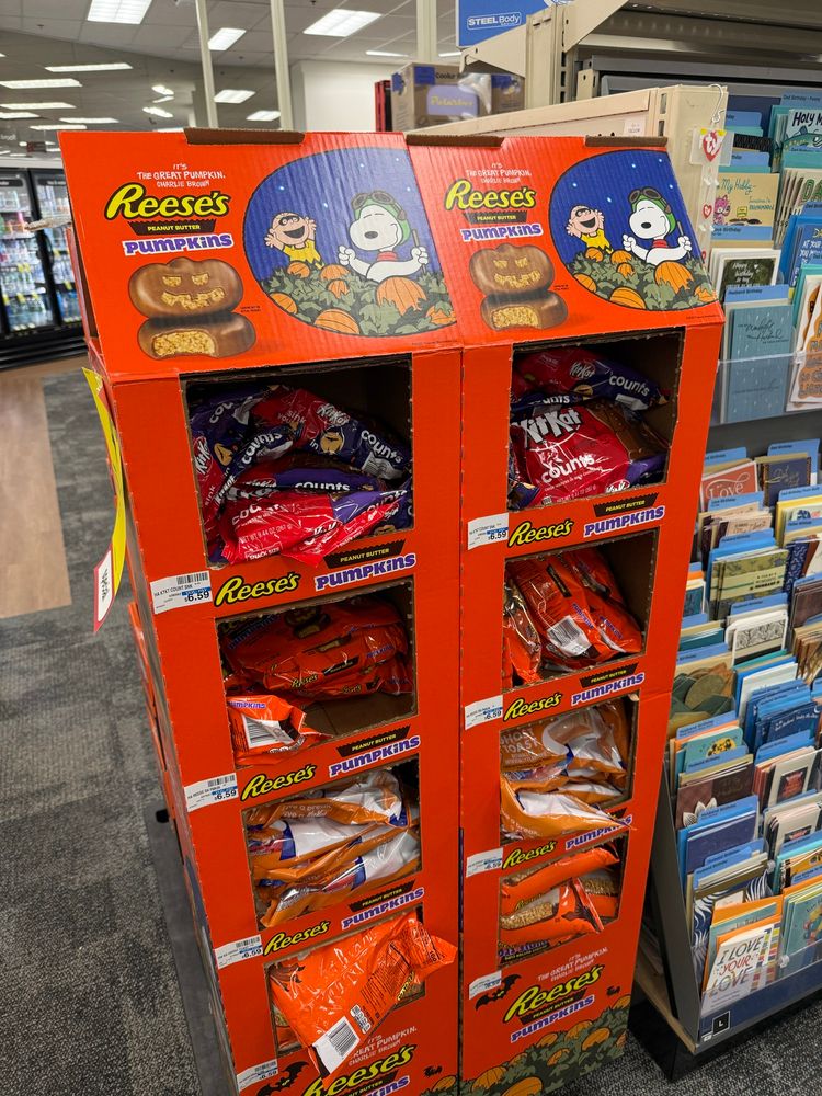 Various Kit Kat bars and Reese’s Pumpkins, in a Peanuts “Great Pumpkin” themed display.