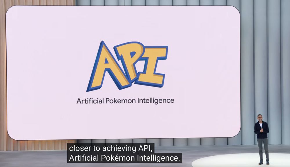 Sundar Pichai devant une slide où on lit "API" écrit dans la fonte de Pokémon, avec en dessous "Artificial Pokemon Intelligence".