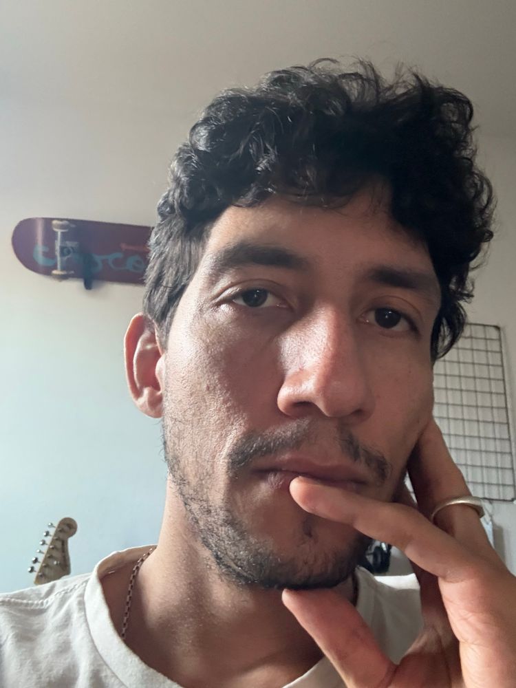 Selfie onde apareço olhando diretamente para a camera visivelmente desapontado, completamente abalado e levemente irritado