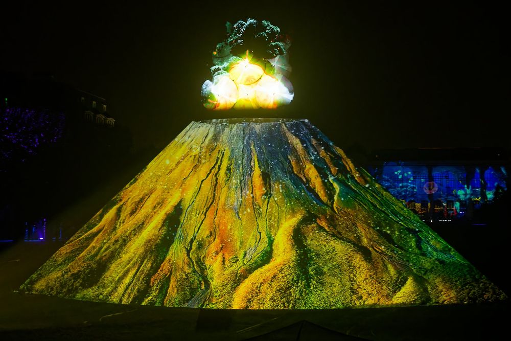 Représentation en lumières d'un volcan en pleine éruption