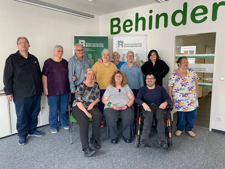 Das Bild zeigt von links: Hans Witz, Gerda Basler, Oswald Föllerer, Beate Heher, Iris Kopera, Iris Grasel, Andreas Zehetner, Maria Schwarr, Markus Berger, Edith Zechmeister und Sabine Franz. 