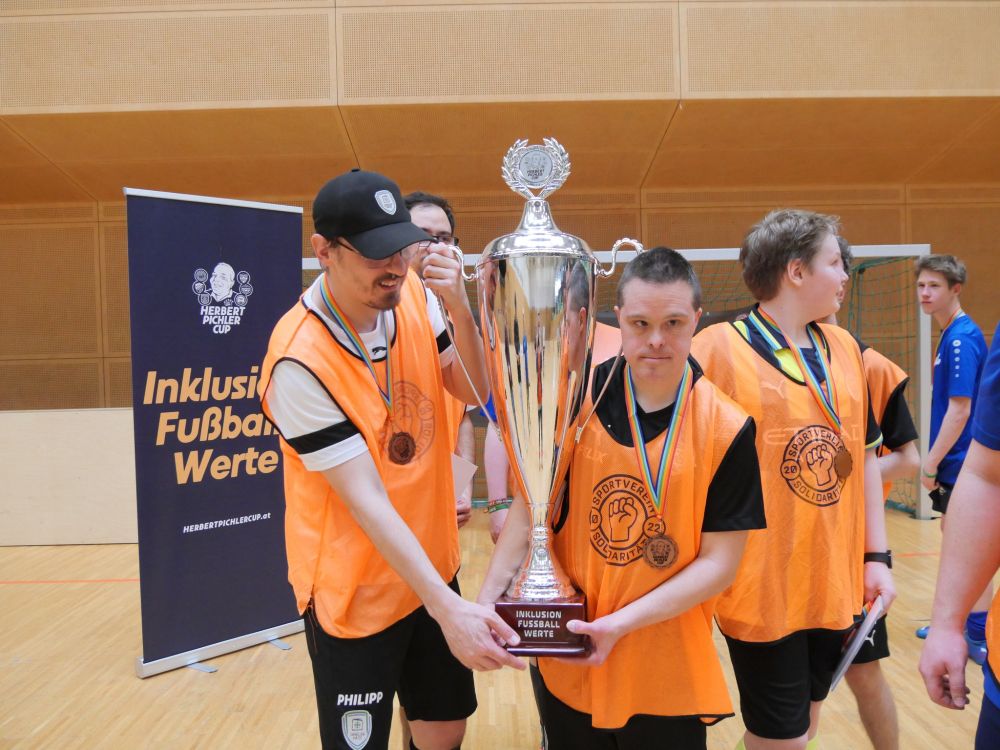 Gewinner*innen Team mit dem Siegerpokal beim Herbert-Pichler Cup
