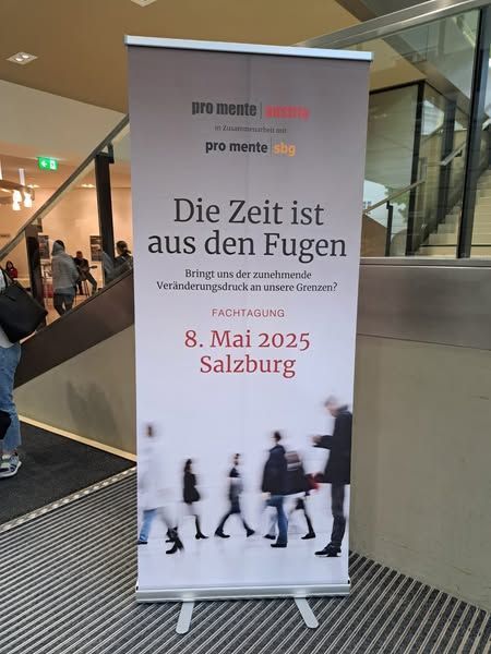 Roll-up mit dem Sujet der Veranstaltung: Die Zeit ist aus den Fugen
