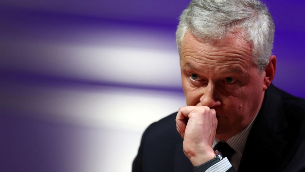 « Bruno, casse-toi » : des tags hostiles à l’arrivée de Bruno Le Maire à l’Université de Lausanne en Suisse