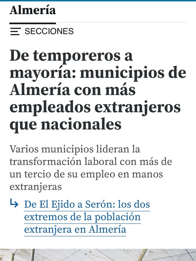 Noticia de periódico digital. El encabezado dice: "De temporeros a mayoría: municipios de Almería con más empleados extranjeros que nacionales". El subtítulo explica que varios municipios lideran la transformación laboral con más de un tercio de su empleo en manos extranjeras. Hay un enlace azul que dice: "De El Ejido a Serón: los dos extremos de la población extranjera en Almería".

Debajo del texto principal, hay una fotografía de varias personas trabajando en el campo, dentro de un invernadero. En primer plano, un hombre de piel oscura, con camiseta azul y pantalón azul, está agachado recogiendo o revisando plantas. Al fondo, otras personas también trabajan entre las plantas, en un ambiente agrícola.