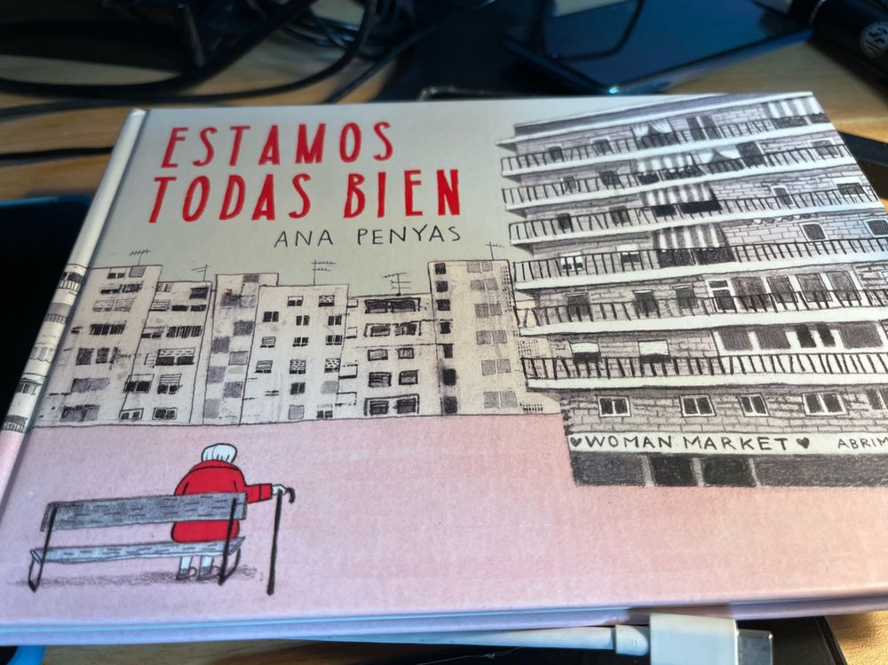 Foto con la portada del libro “Estamos todas bien”