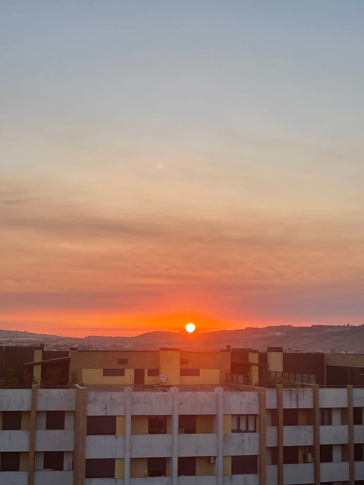 Foto do nascer do sol sobre prédios 