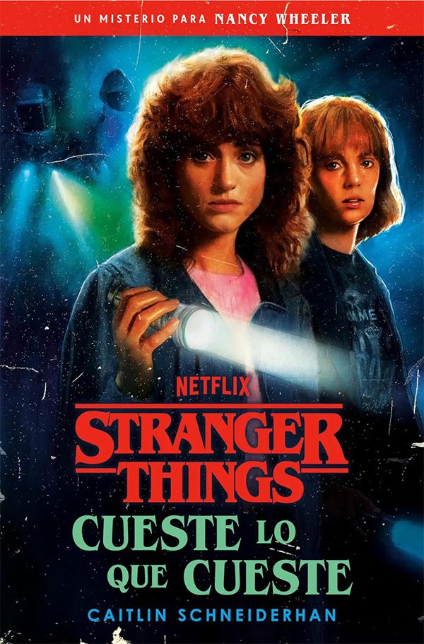 Cubierta de «Stranger Things: Cueste lo que cueste». Además del título, el logo de la serie y el nombre de la autora, arriba hay una franja roja donde dice, en letras blancas, «Un misterio para Nancy Wheeler». En primer plano vemos a Nancy, con voluminoso pelo castaño ochentero, camiseta rosa, cazadora vaquera y linterna en la mano. Tras ella, Robin tiene el pelo más corto, rubio y con flequillo. Lleva camiseta negra. Las dos ponen cara seria y preocupada. Tras ellas se ve emborronada a gente con traje como de buzo y linternas. Aparte de un efecto rayado, la cubierta entera está como llena de ceniza.