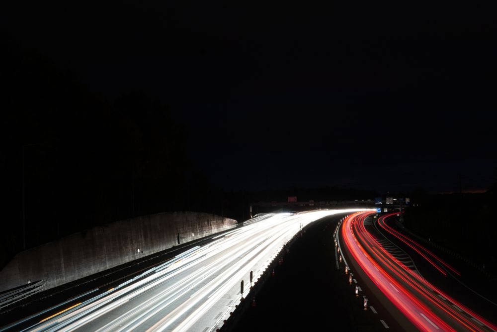Lichtspuren auf einer Autobahn bei Nacht 