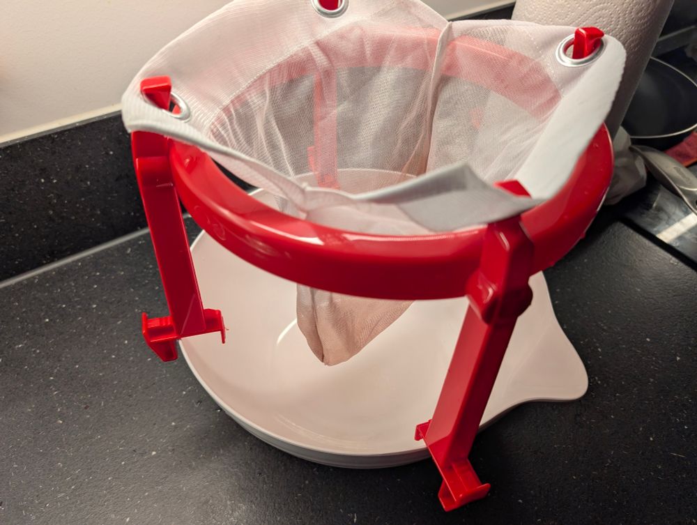 En saftsil över en bunke som står på en köksbänk