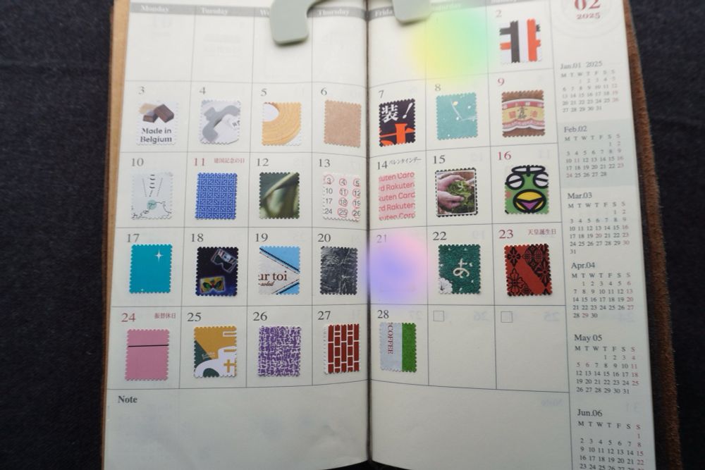 紙くず日記２月分のページを開いているところ