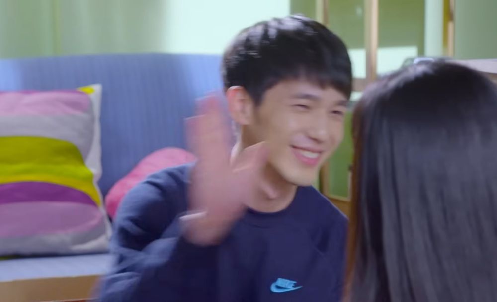 Screenshot from an episode of Grow Up. Xie Nanxiang high fiving Chen Xi
