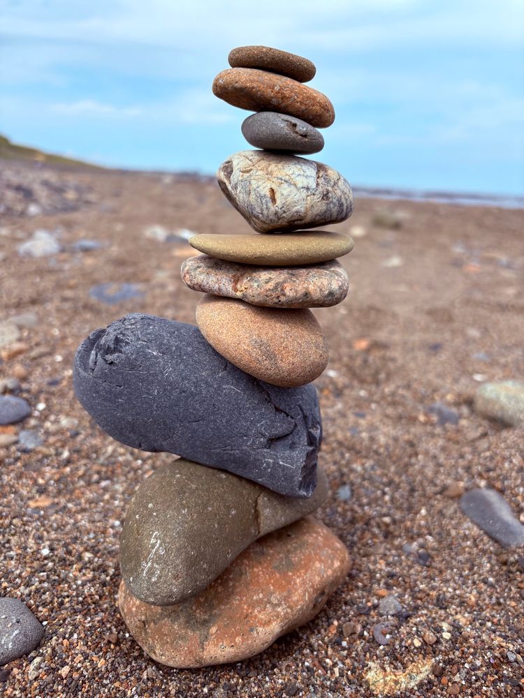 砂浜に石が10個積んである