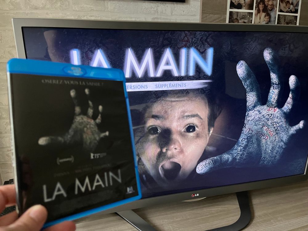 Beaucoup de belles choses dans ce premier film des frères Philippou.
Les réalisateurs australiens jouent habilement avec l’imagerie d’une jeunesse en quête de nouvelles sensations où le nouveau moyen de planer et jouer avec les limites consiste à se laisser posséder par des fantômes. Bien évidemment, ça va mal tourner.

L’ambiance lourde et pesante plane sur toute la durée du film, même si le début semble plus léger, on sent constamment que ça peut déraper à tout moment, ça dérape vraiment fort. La Main évoque avec aisance du mal-être adolescent, avec de belles images emplies de tendresse et de tristesse, mais aussi de la difficile reconstruction après un deuil, où un personnage voulant se sortir de sa tristesse fait les mauvais choix, sombrant dans une spirale d’autodestruction emportant avec elle son entourage.
Le film propose aussi une take vraiment originale sur le film de fantôme et de possession, et, même si les effets sont au final assez peu nombres, sont hyper impactant, avec des images qui impriment la rétine et les esprits pour longtemps.

Même si après 2 visionnage j’ai toujours une petite réserve sur la résolution de l’intrigue, il faut se rendre à l’évidence que pour un premier film, les frères Philippou ont frappé très fort.