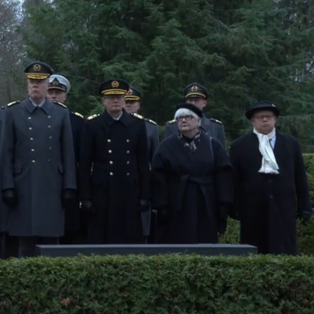 Juhlavieraita presidentti Martti Ahtisaaren hautamuistomerkin paljastustilaisuudessa