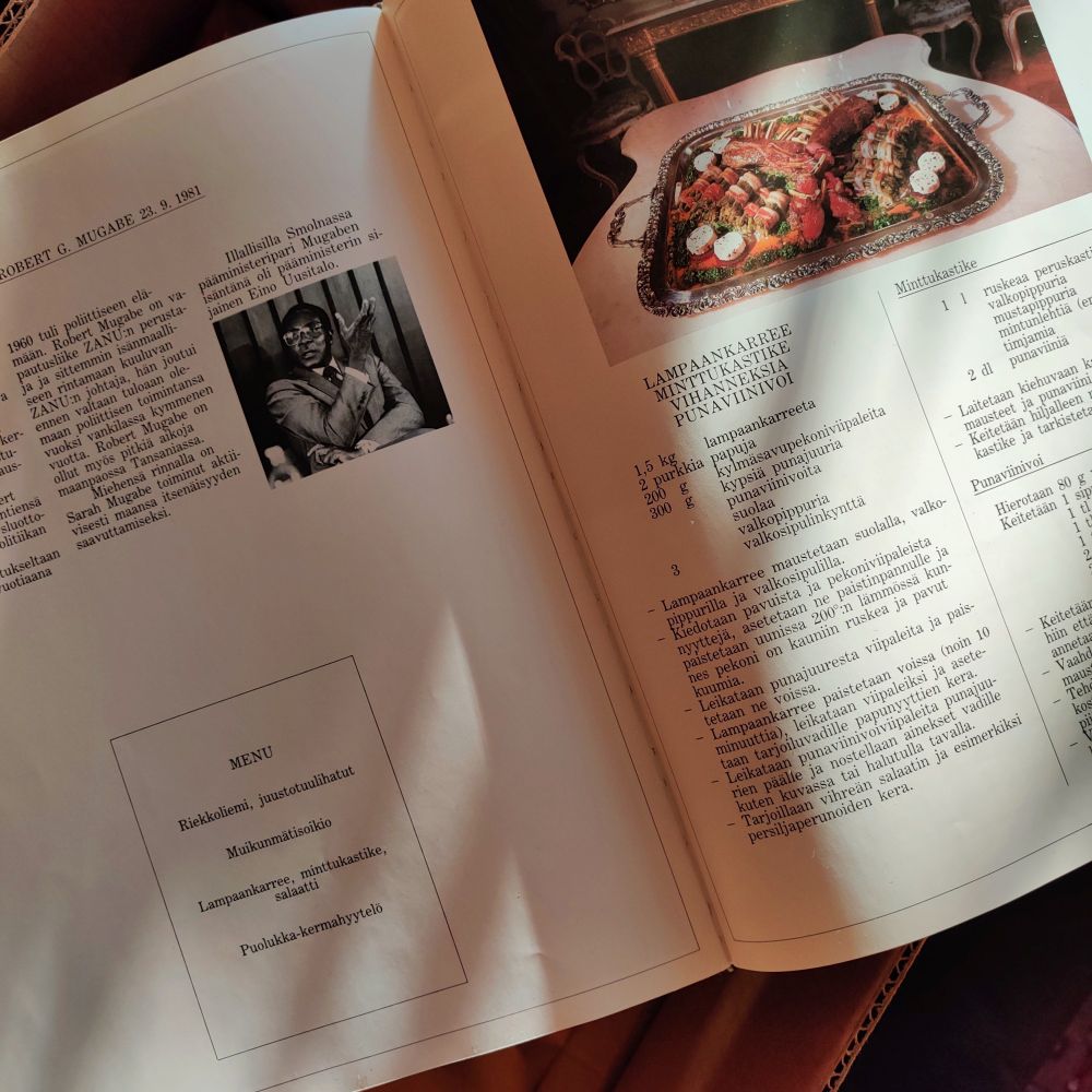 Keittokirjan aukeama jossa esitellään Robert G. Mukabelle 23.9.1981 tarjoiltu illallinen.
