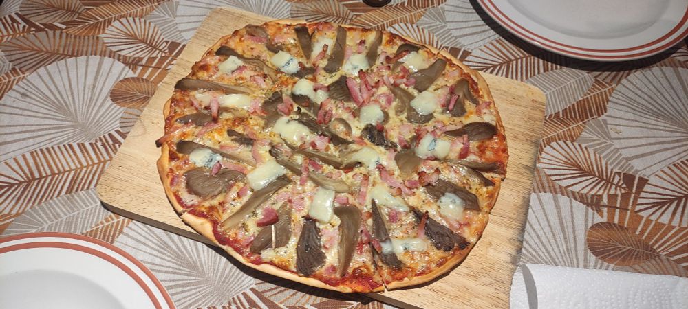 Pizza amb gírgoles, cansalada, gorgonzola i all.