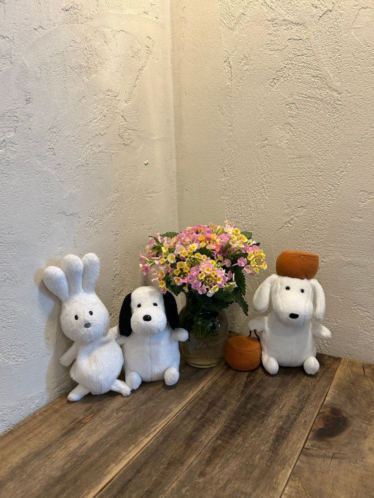 バムとケロ おじぎちゃん ヤメピ いまちゃんのぬいぐるみとお花の写真
