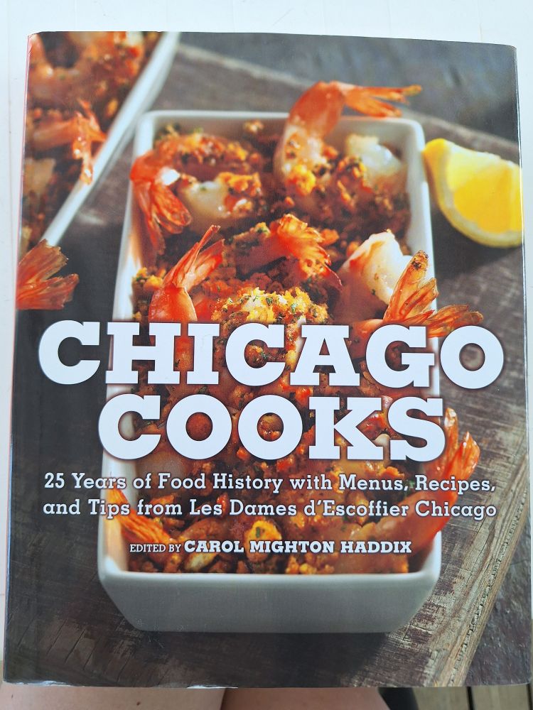 Livre Chicago Cooks: 25 Years of Chicago Culinary History and Great Recipes from Les Dames d'Escoffier
En photo de couverture, un plat de crevettes.
