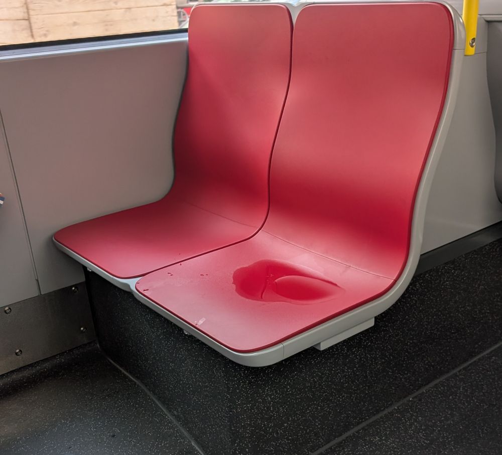 straßenbahnsitz mit einer wasserlacke in der sitzmulde