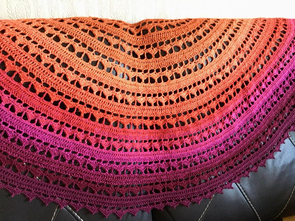 Nûmenna half-circle shawl by KAME Crochet. Starting in orange at the top and going down a gradient to red, magenta, and dark maroon. 

Meant as homage to Nûmenor and its sun symbol.

Cotton-acrylic. 