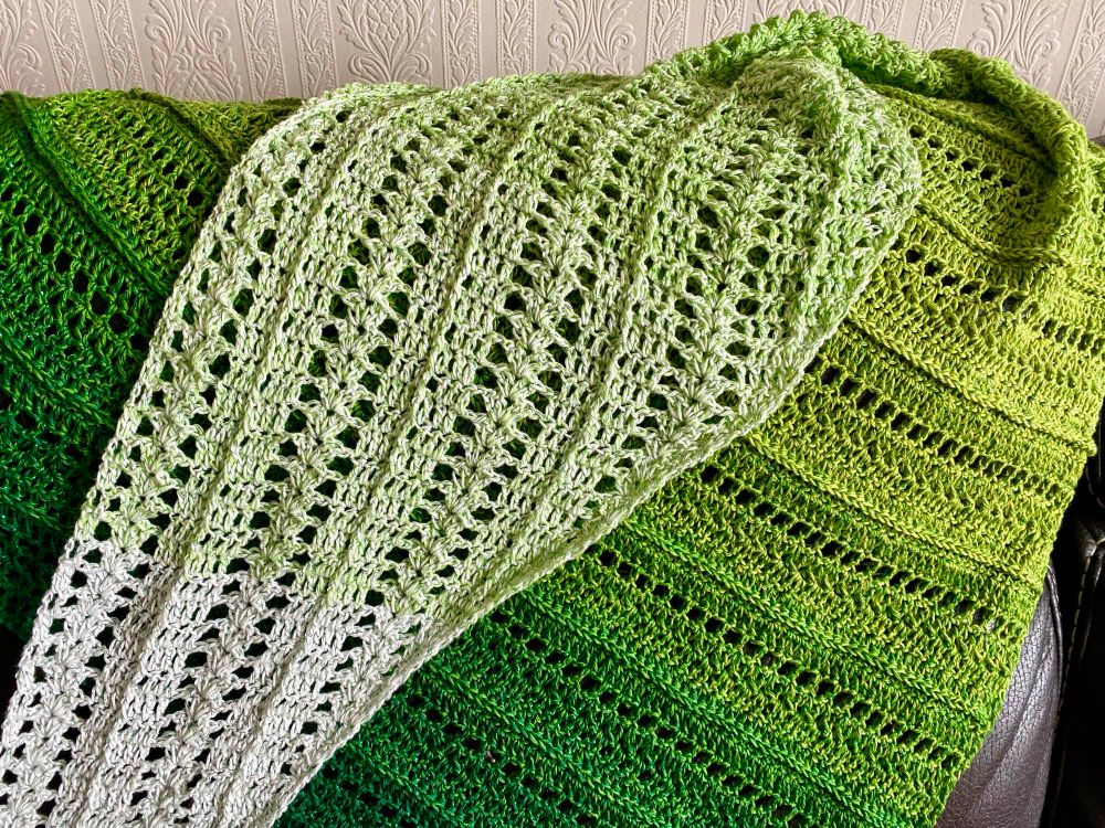 A homage to Fëanor, Elf of the First Age in the Silmarillion. Pattern by Morben Design. 

An asymmetric shawl with two different textures. Runs through a gradient of greens from white to dark emerald green - colour was requested by the commissioner. 

Cotton-acrylic. 