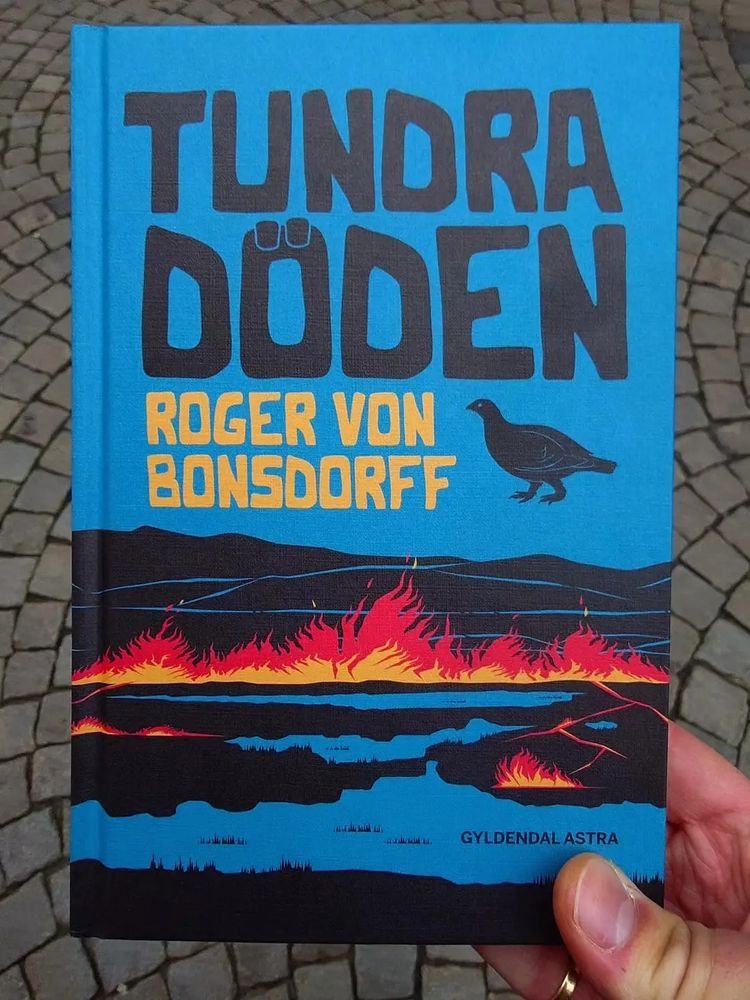 Deckarromanen Tundradöden, i sin fulla prakt! Eld och lågor över ett fjällandskap, en ripa, allt i grafisk träsnittstil.