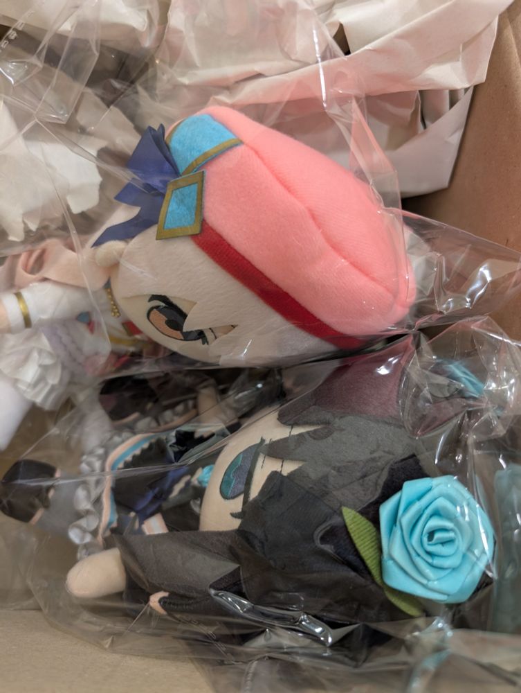 fumo of hikari and tairitsu placed in certain position
mimicking the official jacket of #1f1e33