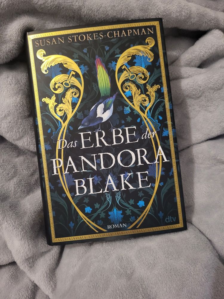 Buch mit Goldornamenten & einem Vogel, der auf dem Titel sitzt. Autorin Susan Stokes-Chapman Das Erbe der Pandora Blake