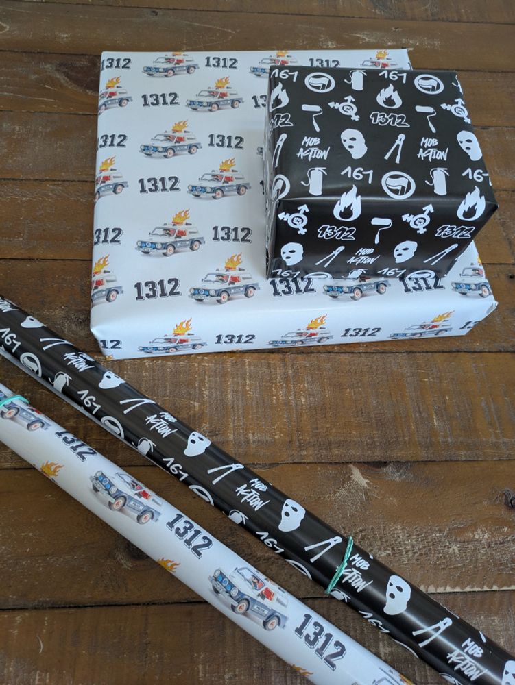 Geschenkpapier mit 1312 Aufdruck und einer brennenden playmobil Wanne  