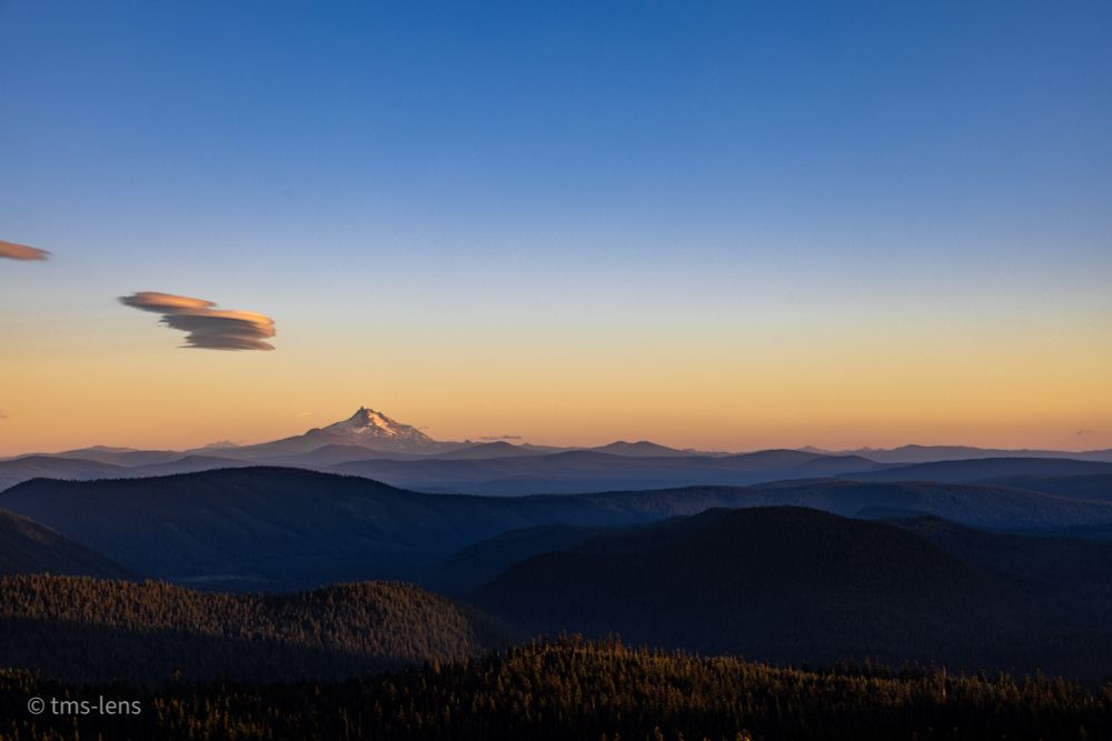 “And wander I must—toward the light that lingers on distant peaks.”
Mt. Jefferson glowing in the last light of day, seen from Oregon’s Coast RangA quiet moment. A pull toward the wild.
#PNW #MtJefferson #PhotoSky #LandscapePhotography #Cascadia