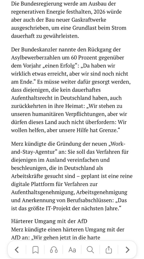 Ausschnitt aus einem Zeitungsartikel, in dem der Sauerland-Vampir sich selbst dafür feiert, dass weniger Asylsuchende kommen – als hätte er persönlich am Schlagbaum gestanden und Leute mit einem sehr enttäuschten „Nee, heute nicht“-Blick hypnotisiert. Darunter erklärt er, Deutschlands „Hilfe habe Grenze“, während er gleichzeitig eine „Work-and-Stay-Agentur“ ankündigt, die klingt wie ein trojanisches Pferd aus Excel-Tabellen: Raus, aber bitte sofort wieder rein, wenn ihr unsere Lücken stopfen könnt, danke. Der Text ist in nüchterner Serifenschrift gesetzt, aber die Stimmung ist: Verwaltungsprosa trifft Blutgruppe Bürokratie+, präsentiert vom einzigen Untoten, der glaubt, dass ein digitales Formular die Antwort auf alles sei.