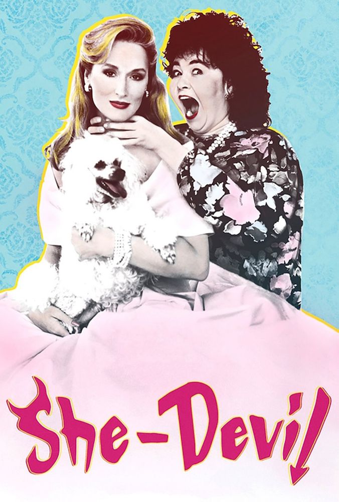 Poster do filme Ela é o Diabo (1989) com a personagem Ruth (Roseanne Barr) segurando o pescoço da Mary Fisher (Meryl Streep), que segura um poodle branco no colo e está vestindo um grande vestido rosa claro.