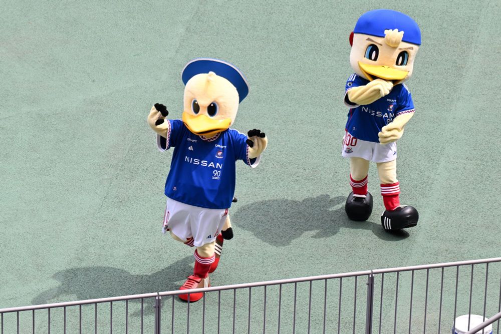 甥と伯父貴(横浜F・マリノス、マリノス君、マリノスケくん)。