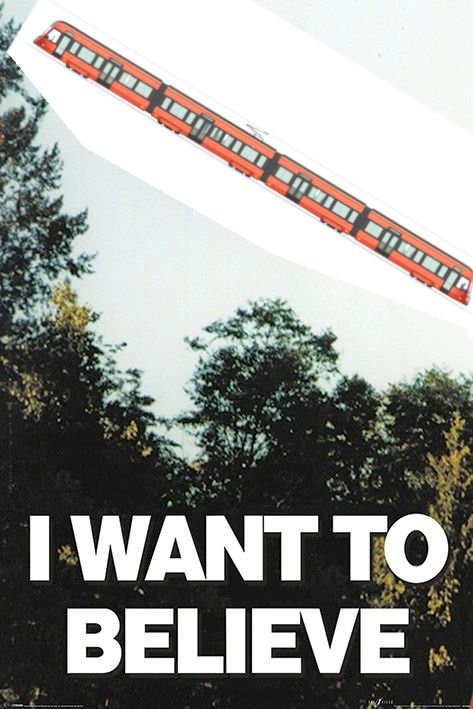 Edellinen kuva Tampereen pidennetystä ratikasta vinossa taivaalla, alareunassa puiden edessä lukee teksti "I want to believe"