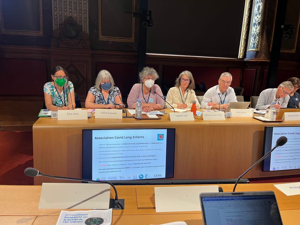 Palais du Luxembourg, participants assis à plusieurs tables