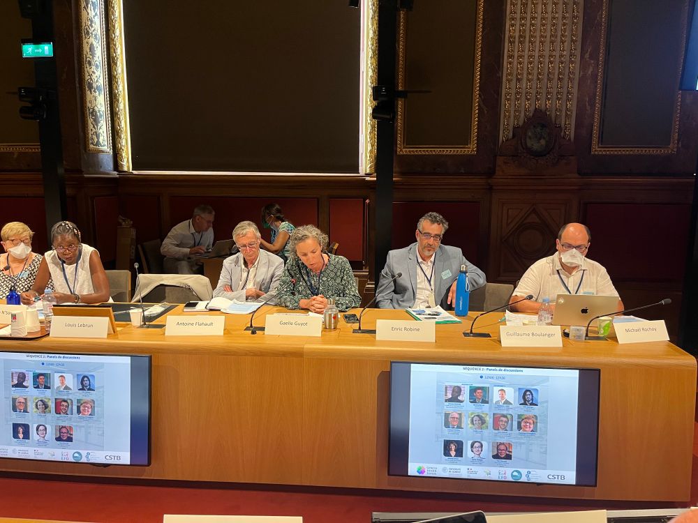 Palais du Luxembourg, participants assis à plusieurs tables