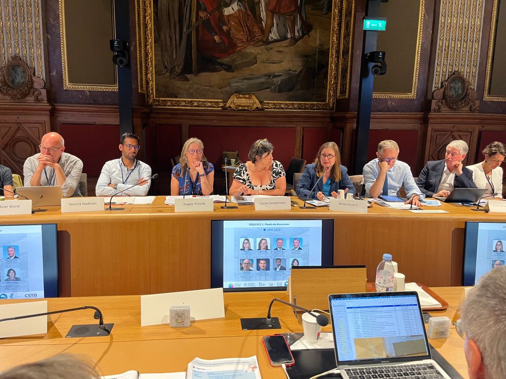 Palais du Luxembourg, participants assis à plusieurs tables