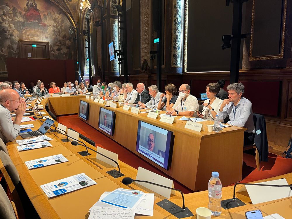 Palais du Luxembourg, participants assis à plusieurs tables