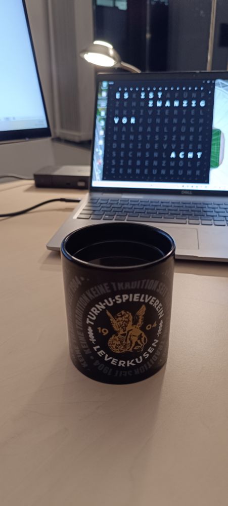 Bayer 04 Kaffeetasse vor Laptop auf Schreibtisch.